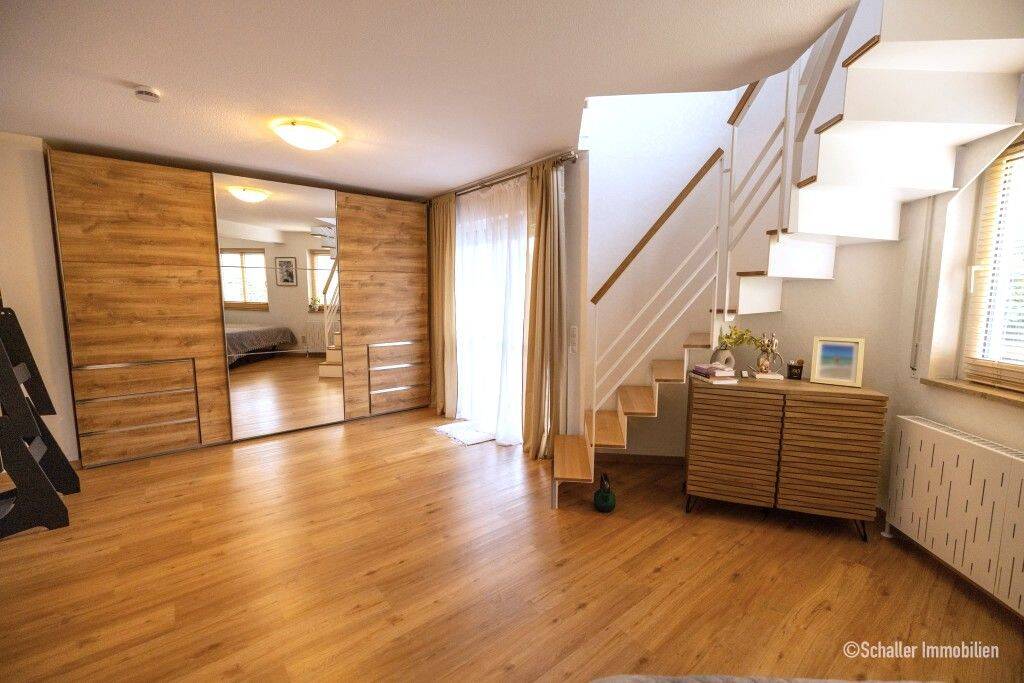 Wohnen wie im Haus: 5 Zi. und 2 Bäder auf zwei Ebenen m. Balk., Terr. u. Garten Zirndorf – Weiherhof / Wohnung kaufen, 90513 Zirndorf