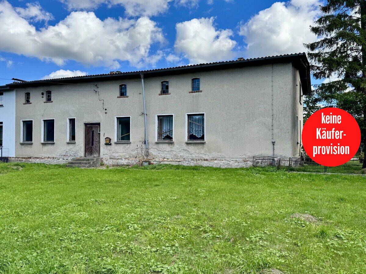 HORN IMMOBILIEN ++ Sanierungsbedürftiges Haus mit Doppelgarage und Scheune in Polzow, 17309 Polzow