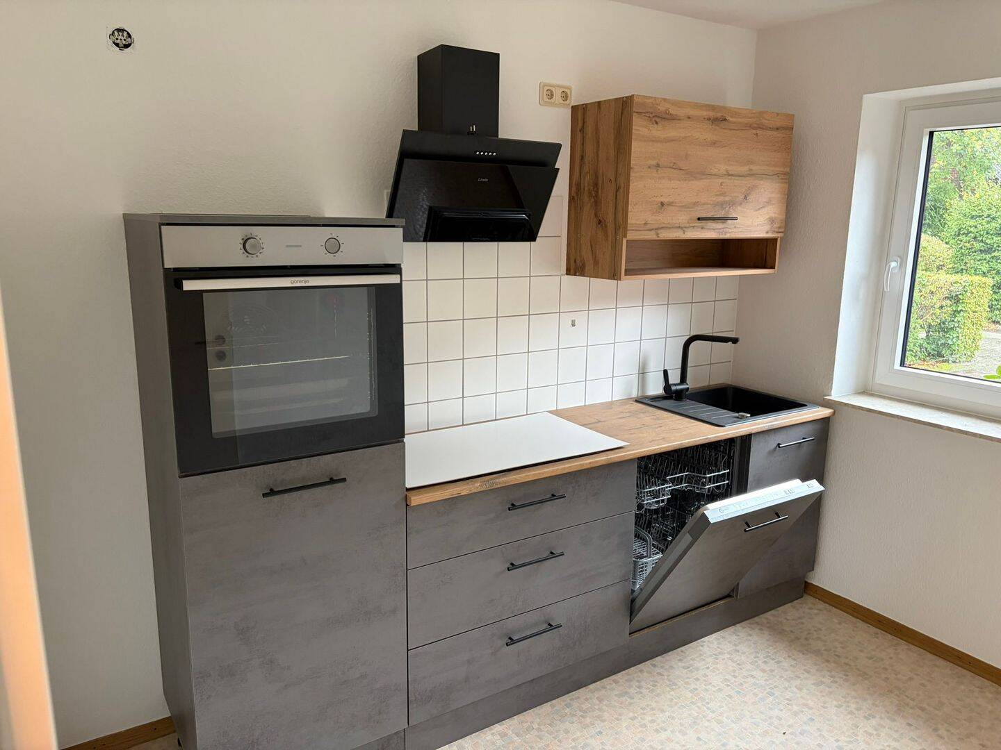 2-Zimmer-Erdgeschosswohnung mit kleiner Terrasse, neuer Einbauküche, Kellerraum in Augustfehn/ Ammerland, 26689 Apen