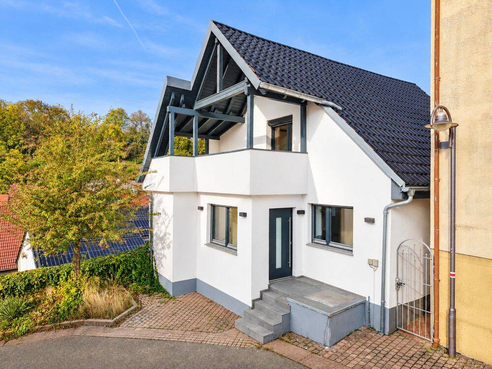 GLOBAL INVEST IMMOBILIEN SINSHEIM | Bezahlbares und modernisiertes Einfamilienhaus mit zwei Balkonen in Hilsbach, 74889 Sinsheim