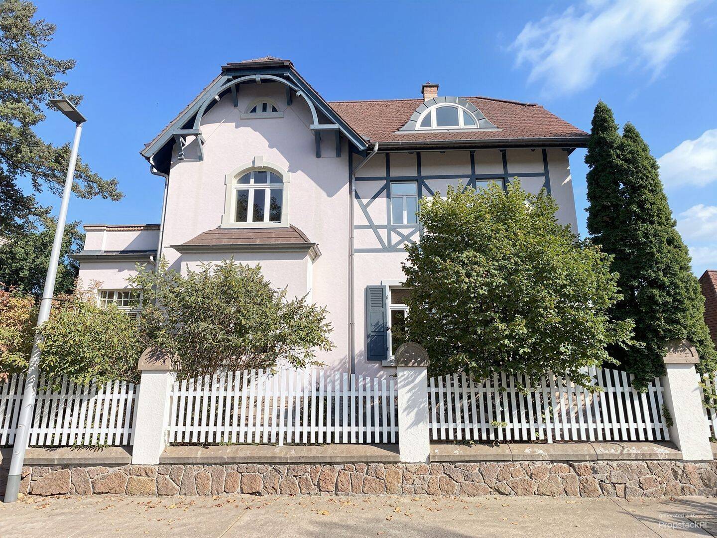 Wohnen mit Jugendstilcharme – Großzügige 3-Zi.-Wohnung mit Wintergarten in denkmalgeschützter Villa, 1445 Radebeul