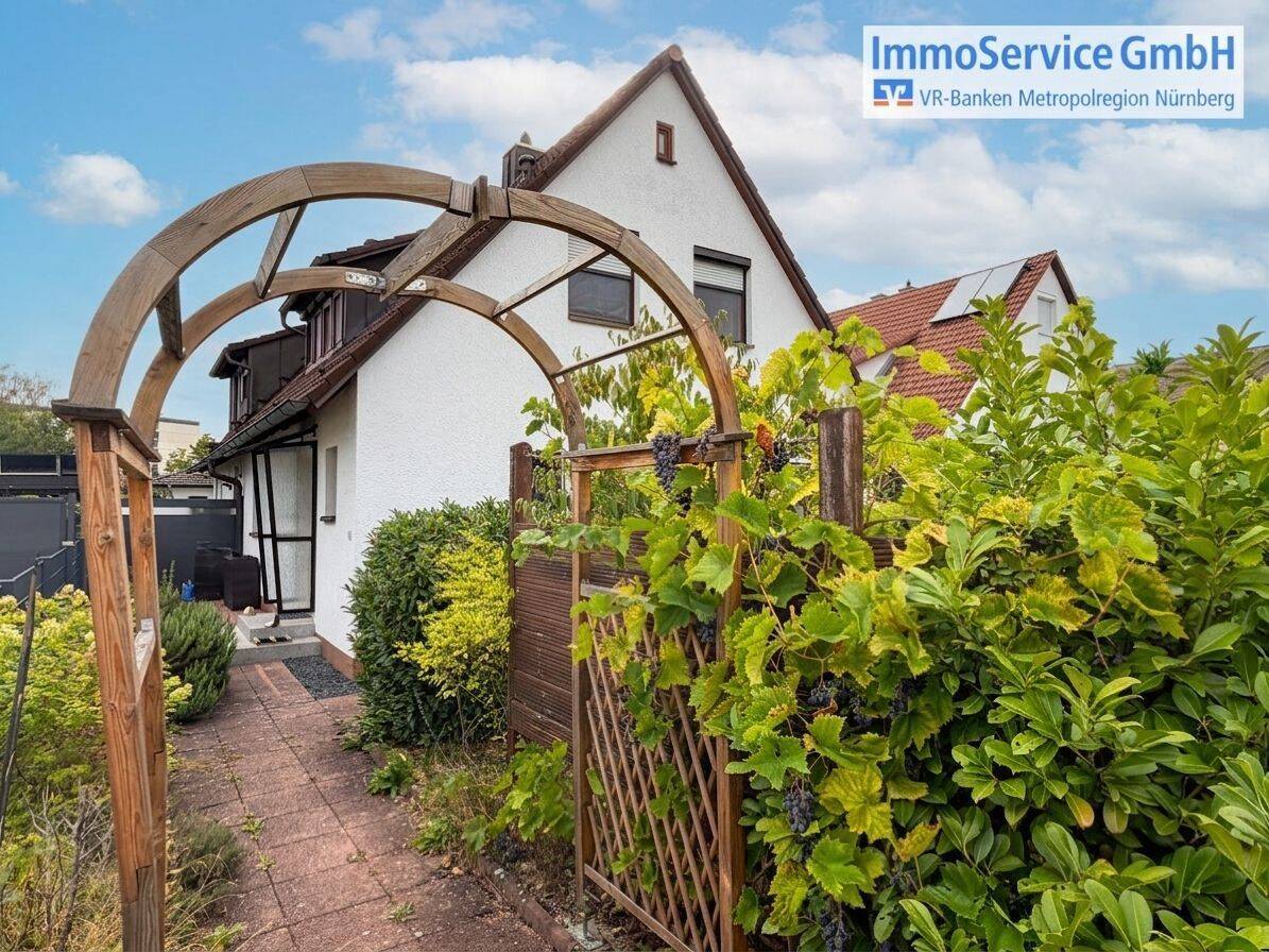 Klein, aber fein! Charmante DHH mit Garten, Terrasse und Garage sowie Außenstellplatz, 90449 Nürnberg (Gebersdorf Neuröthenbach Röthenbach bei Schweinau)