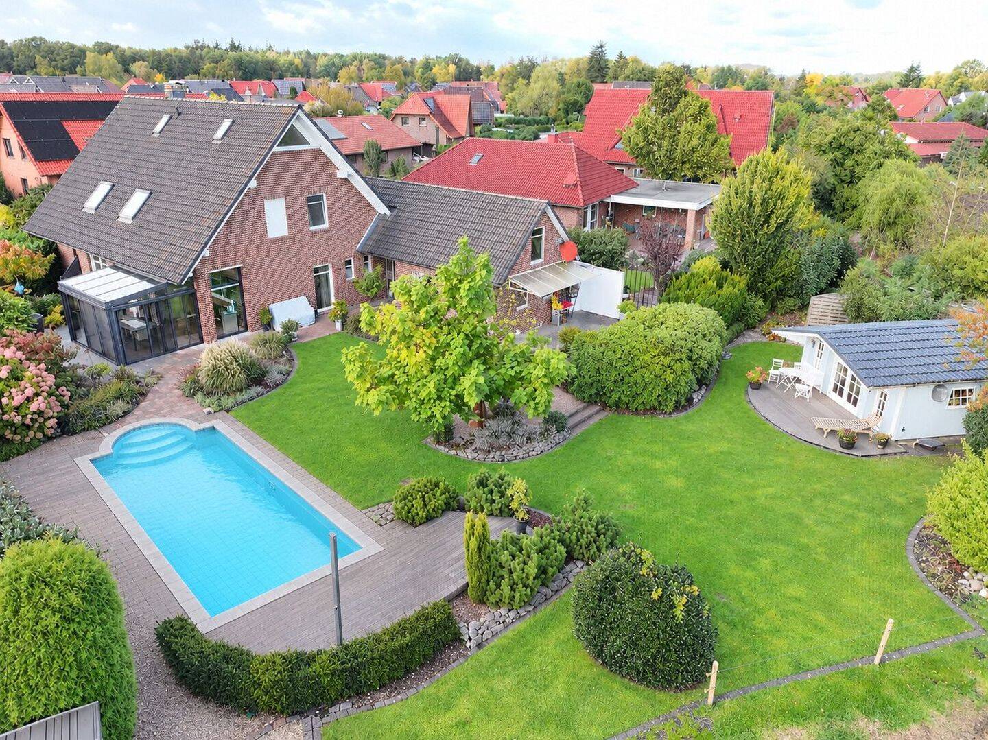 Sommerlaune das ganze Jahr: Großzügiges Einfamilienhaus mit Pool und Sommergarten!, 26316 Varel