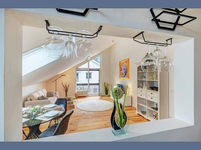 Möbliert: Lichtdurchflutete Dachgeschosswohnung mit sonnigem Westbalkon, 81477 München (Thalk. Obersendl.-Forsten-Fürstenr.-Solln)