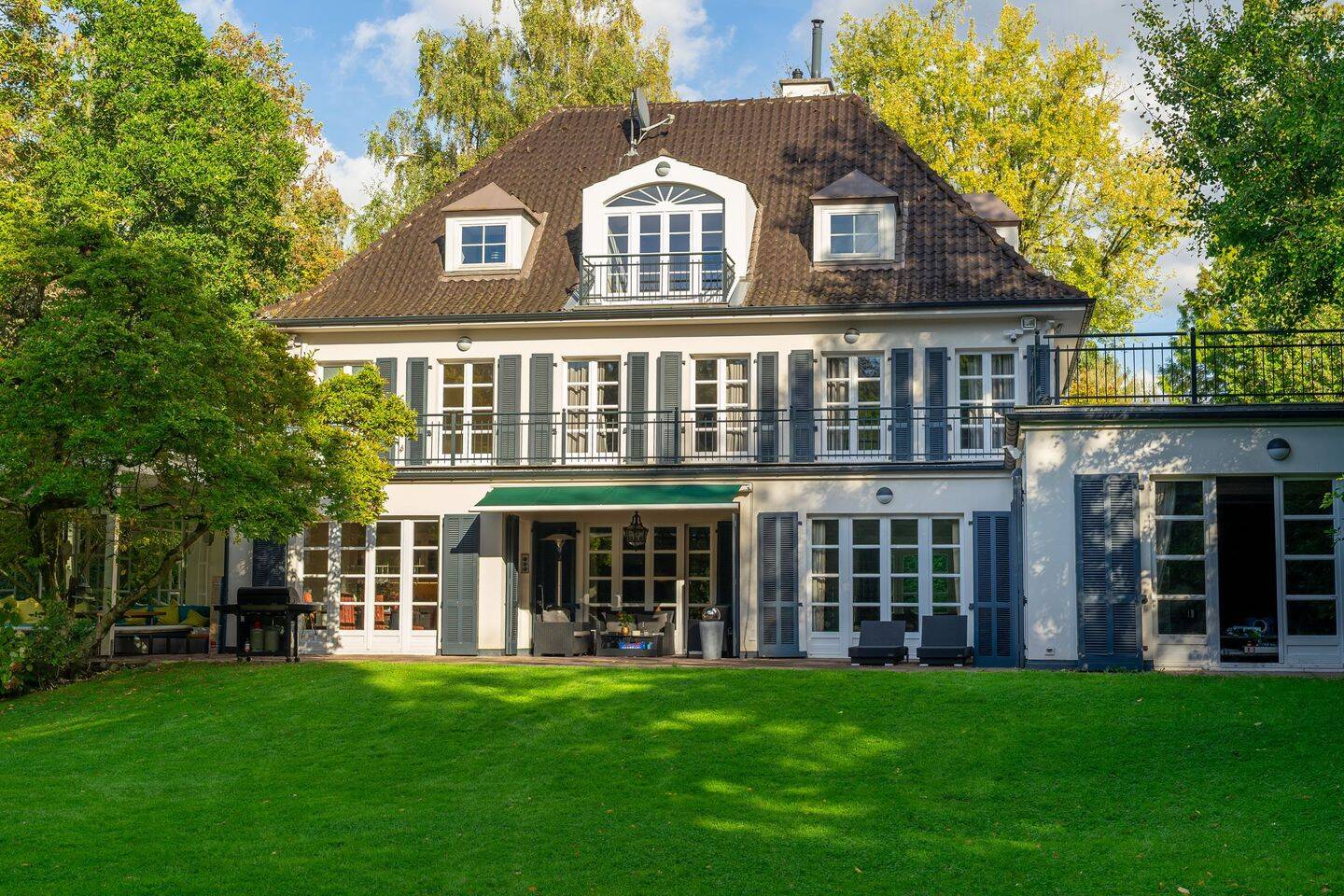 Repräsentative Landhausvilla mit parkähnlichem Grundstück und großzügigen Terrassen, 40667 Meerbusch