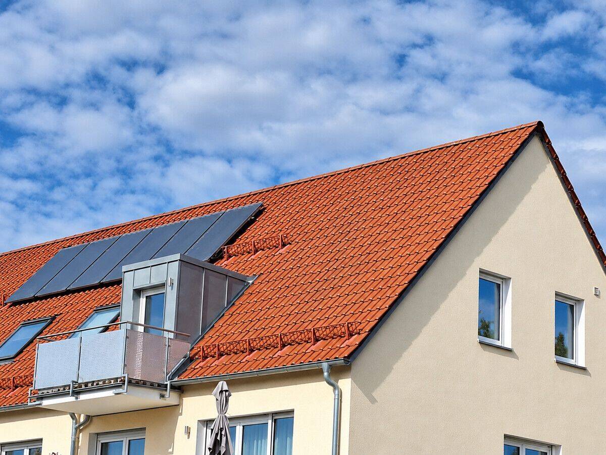 Toll geschnittene DG-Wohnung mit Balkon, Tageslichtbad, Abstellkammer und Carport in Schwabelweis!, 93055 Regensburg (Brandlberg-Keilberg Burgweinting-Harting Innenstadt Ostenviertel Schwabelweis)