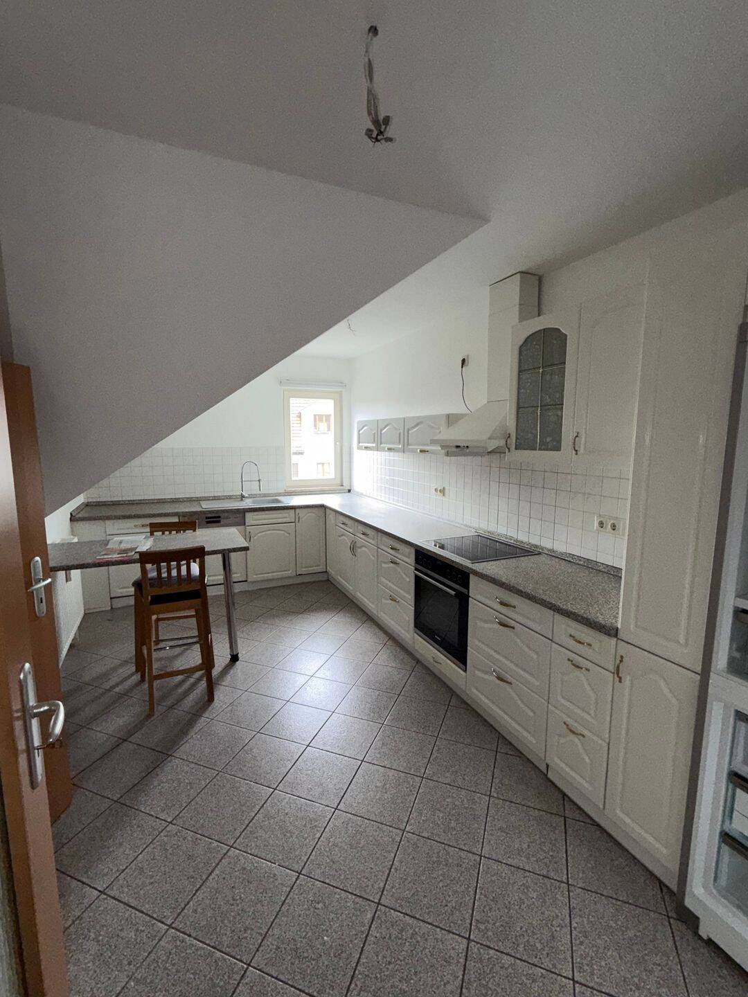 Wohnen über zwei Ebenen – Attraktive 3-Raumwohnung inkl. EBK im Zentrum von Sangerhausen, 6526 Sangerhausen