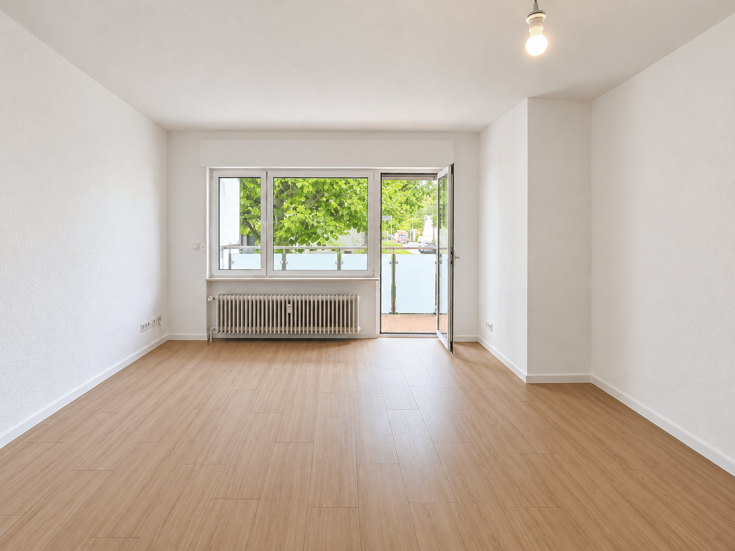 Hermann Immobilien: 
Helle 2-Zimmer-Wohnung mit Balkon & Duplex-Stellplatz – modern renoviert, 60386 Frankfurt am Main (Bornheim Fechenheim Riederwald Seckbach)