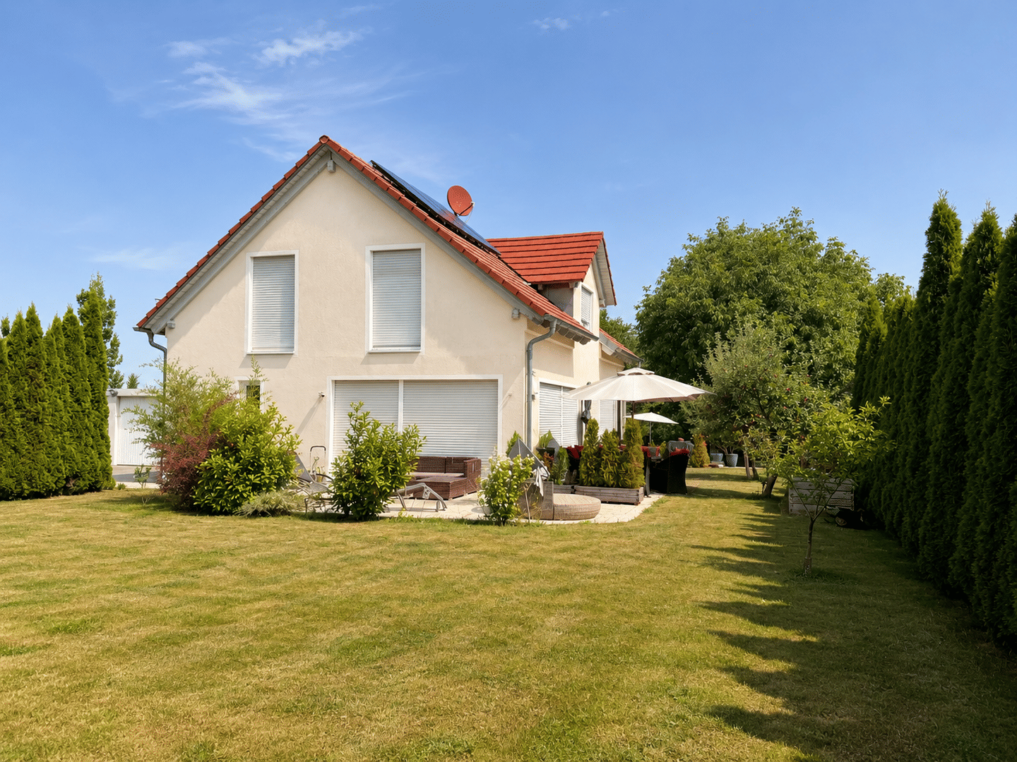 Freistehendes Einfamilienhaus mit 324 m² Nutzfläche auf 676 m² Grundstück, 93083 Obertraubling