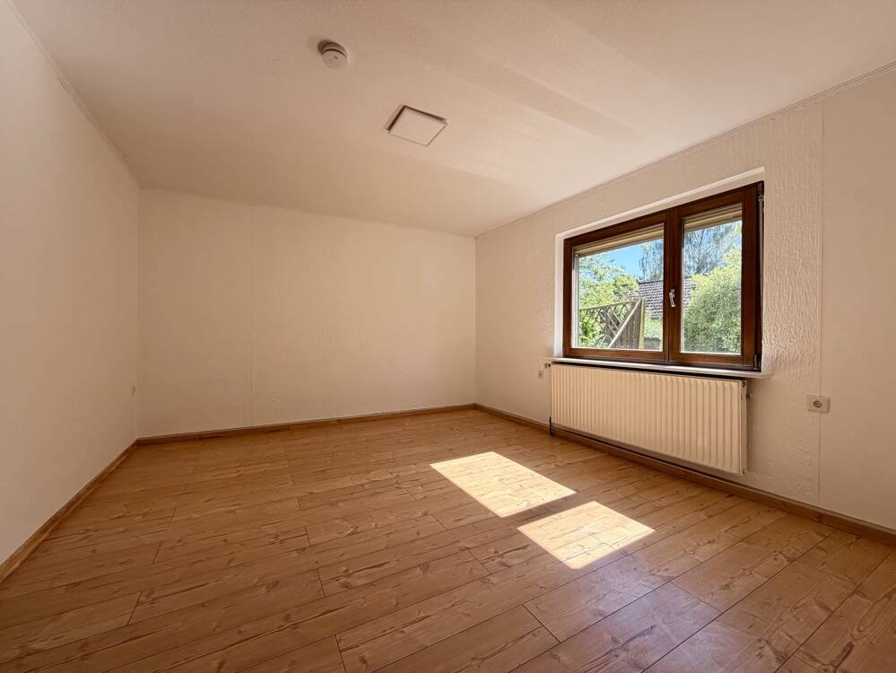 Großzügige 3-Zimmer-Wohnung mit Garten und 2 Stellplätzen in Neustadt bei Coburg, 96465 Neustadt b. Coburg