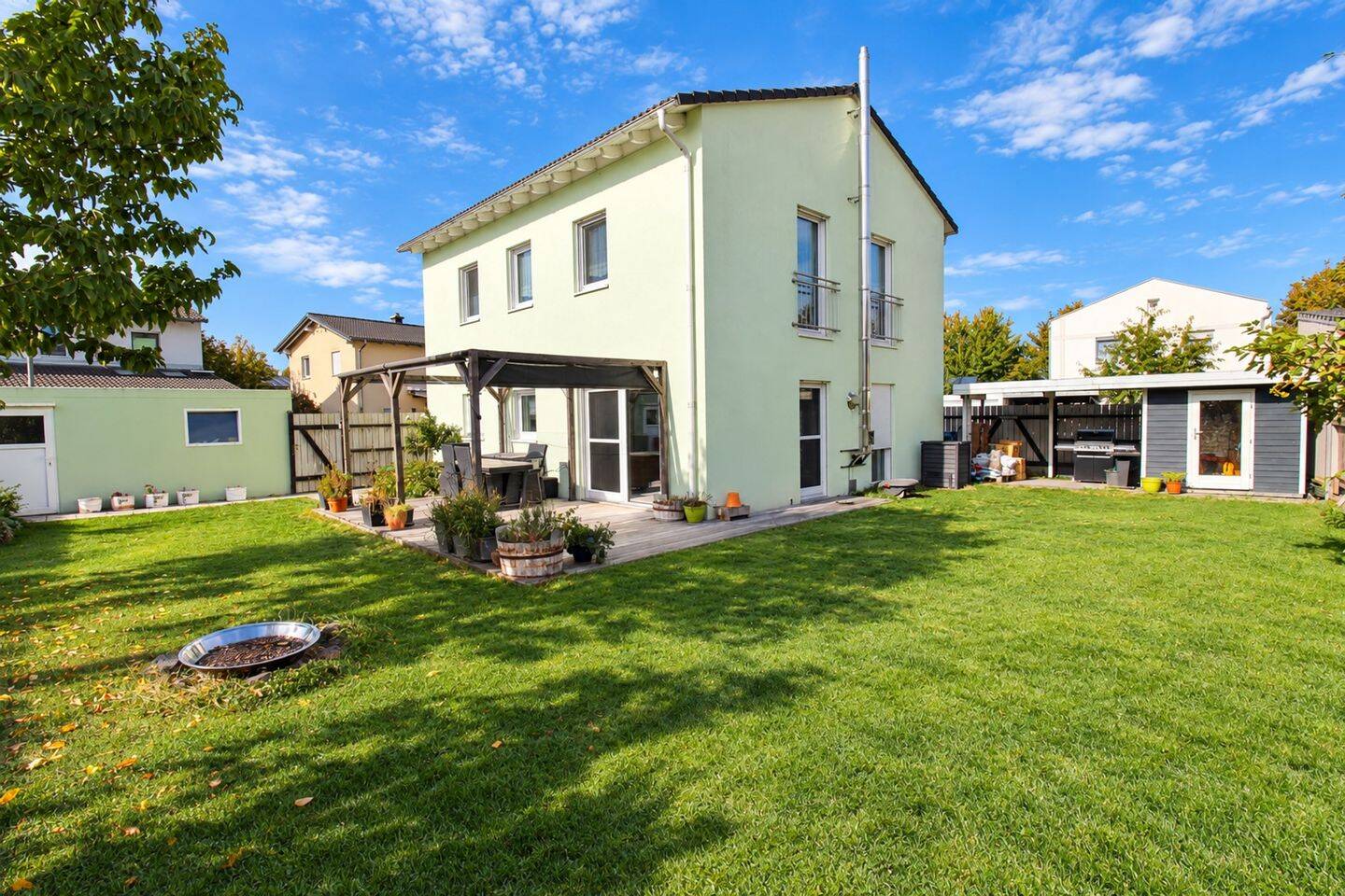 Energieeffizientes Einfamilienhaus mit Wärmepumpe, Kamin und Doppelgarage in Landshut-Auloh, 84036 Landshut