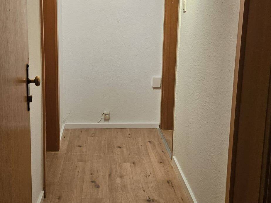 Geschmackvolle Dachgeschosswohnung mit drei Zimmern sowie Balkon und EBK in Stuttgart, 70329 Stuttgart (Hedelfingen Obertürkheim Rohracker Uhlbach)