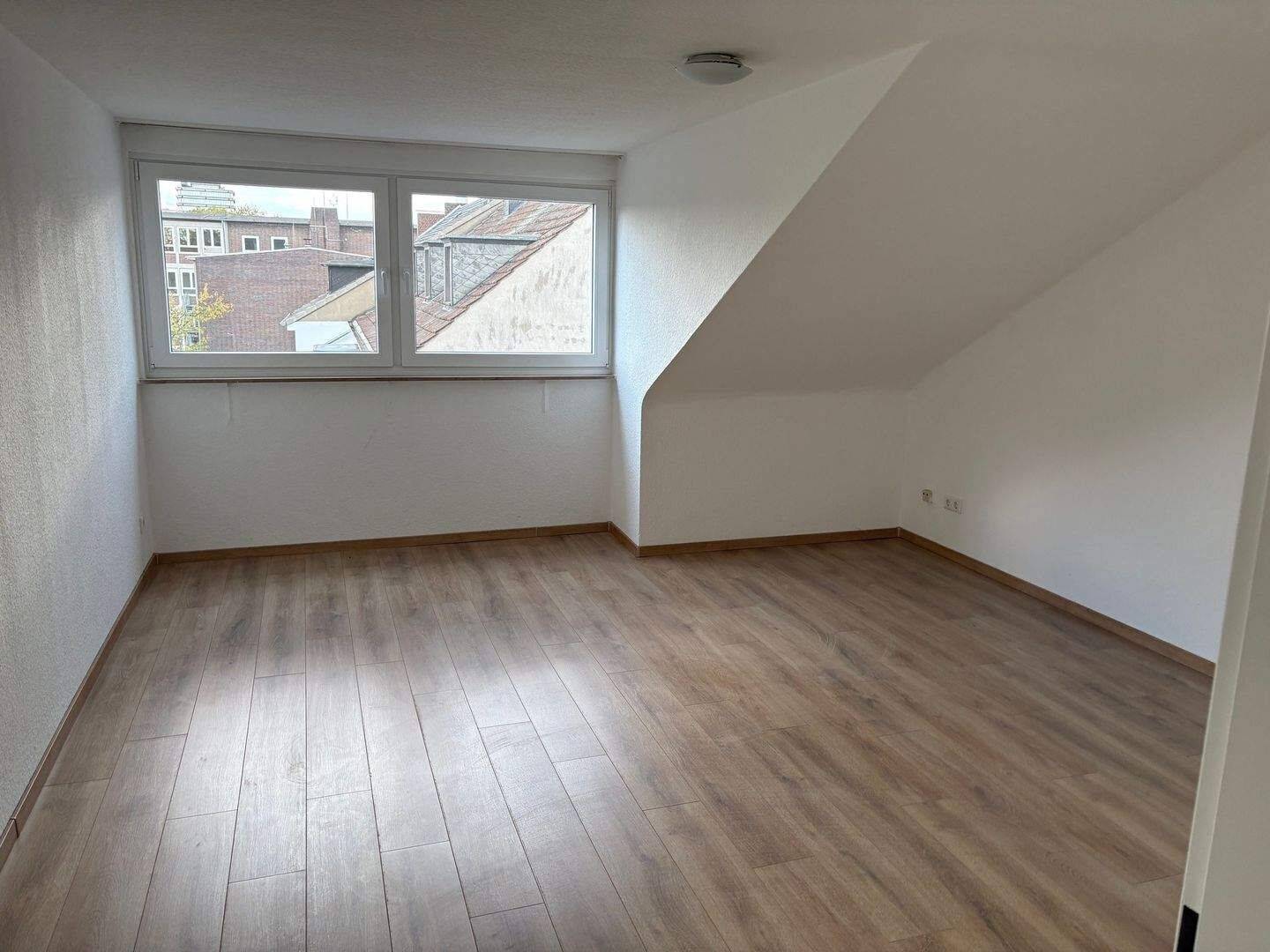 Schöne 2 Zimmer im 4. Obergeschoss – renoviert, 47058 Duisburg (Altstadt Duissern)