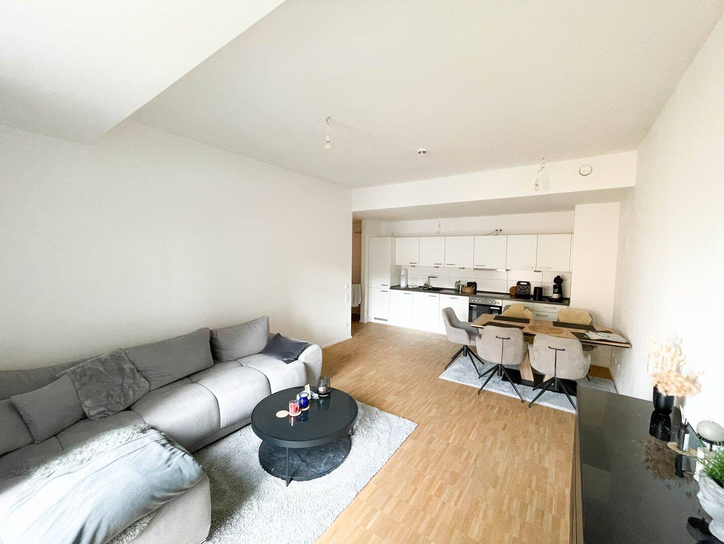 Innenstadt-Apartment mit 2 Zimmern und Akleide, 60325 Frankfurt am Main (Bockenheim Gallus Westend-Süd)