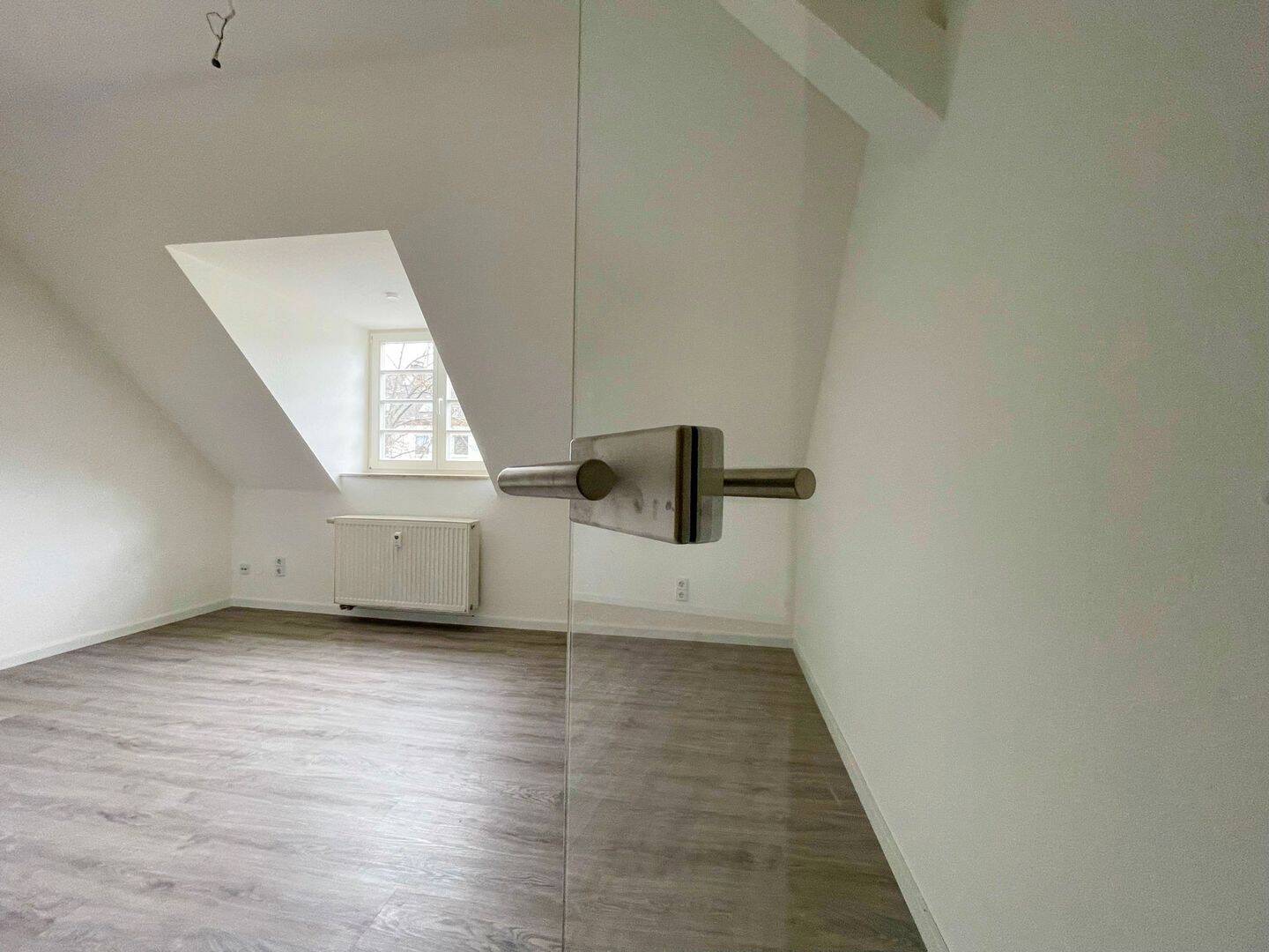 Gemütliche 2-Zimmer mit Einbauküche im charmanten Dachgeschoss!, 9131 Chemnitz (Ebersdorf Hilbersdorf)