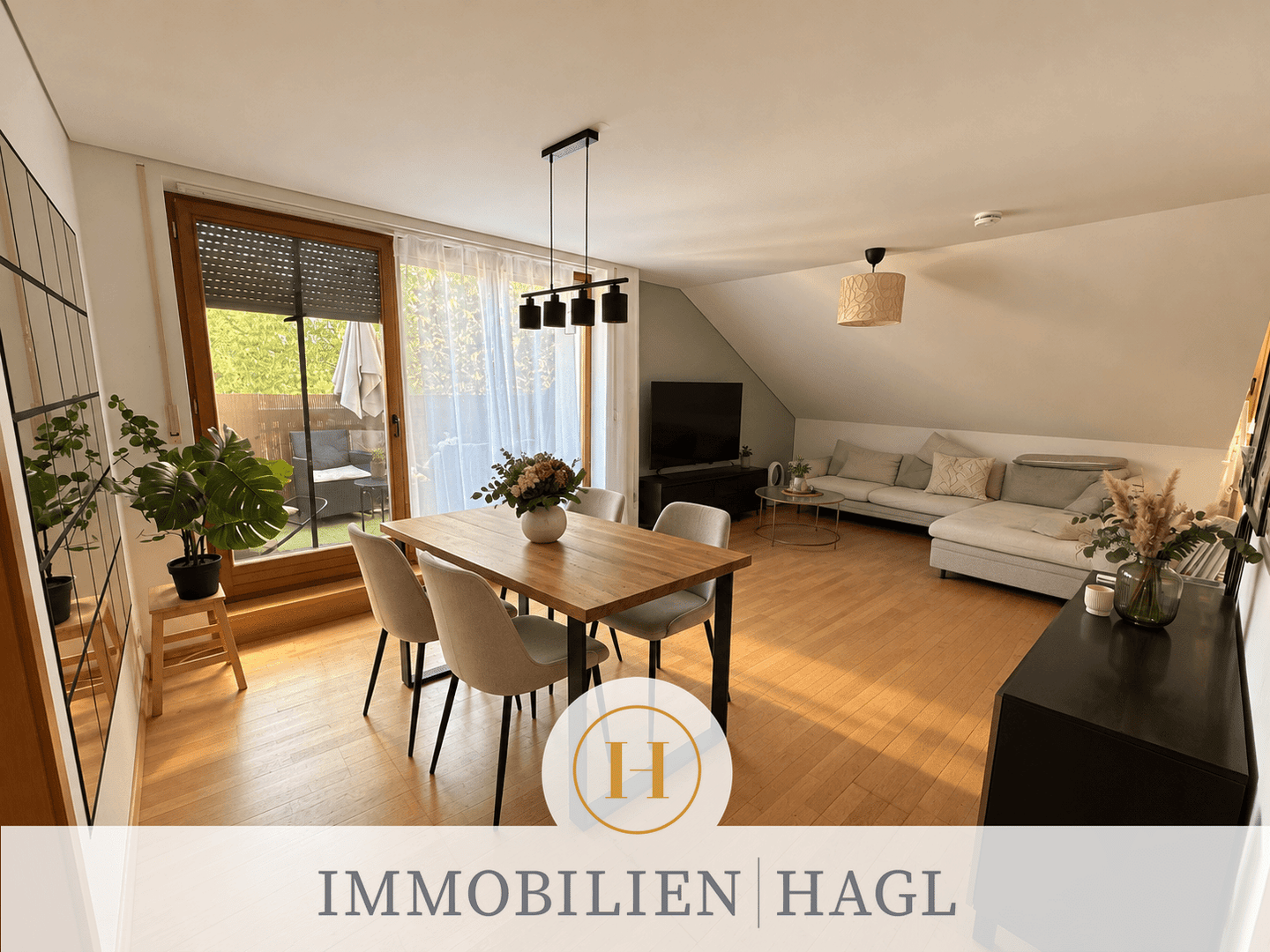 Gepflegte 2-Zimmer-Dachgeschosswohnung mit Balkon und TG-Stellplatz in Baldham, 85598 Vaterstetten