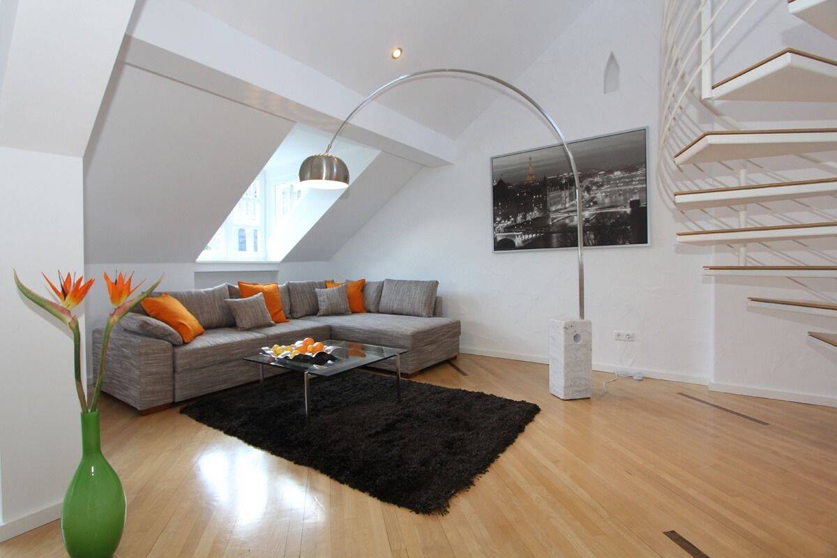 Traumlage an der Isar. Möblierte 3,5 Zi. DG-Altbauwohnung mit Dachterrasse. Mitten im Glockenbach., 80469 München (Altstadt-Lehel Ludwigsvorstadt-Isarvorstadt)