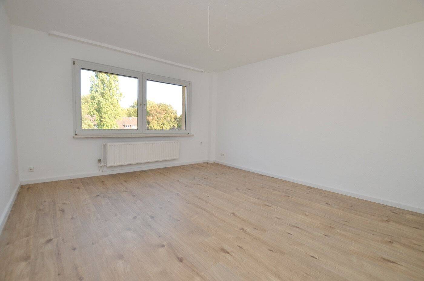 Möbel rein und fertig! Frisch renovierte 2 Zimmer Wohnung im 3. OG in Duisburg-Rheinhausen, 47226 Duisburg (Bergheim Hochemmerich Rheinhausen-Mitte)