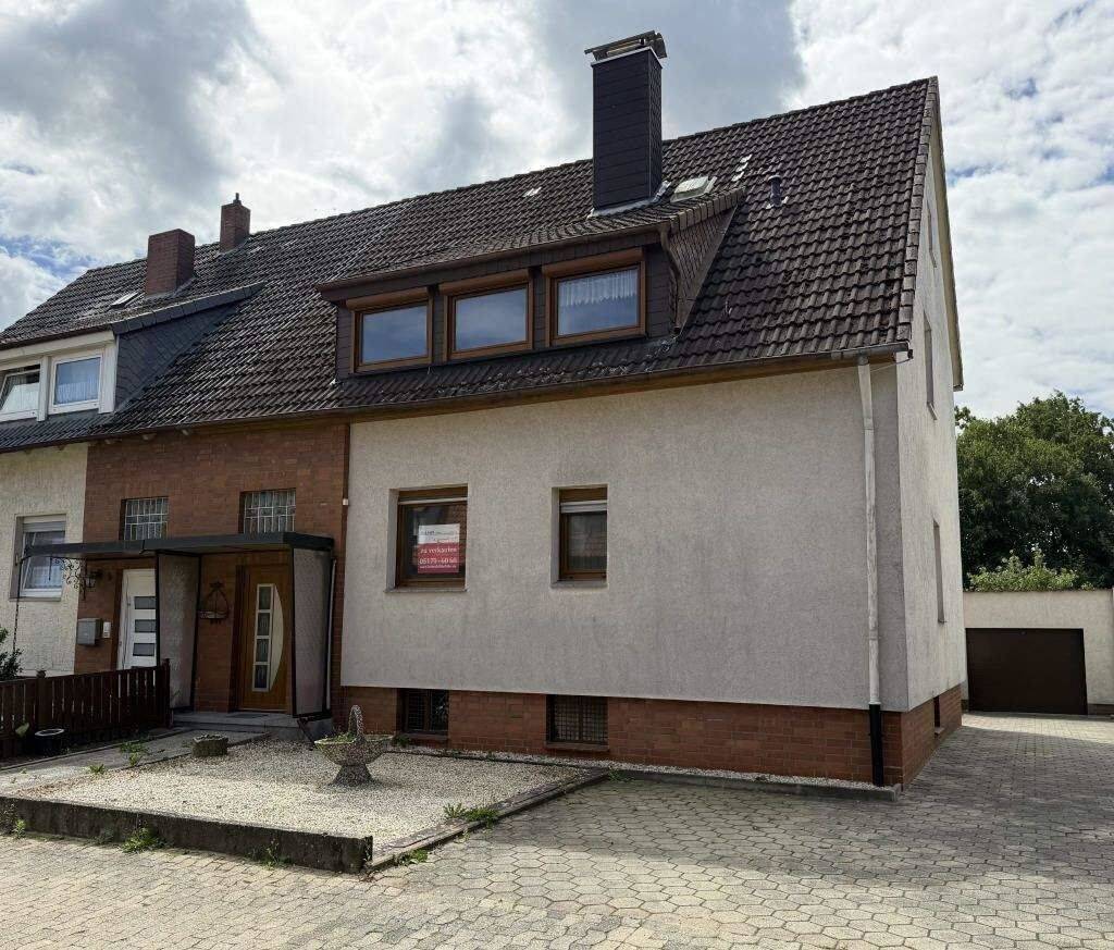 Zweifamilien-Doppelhaushälfte mit Nebengebäude und Garage in Münstedt, 31246 Ilsede