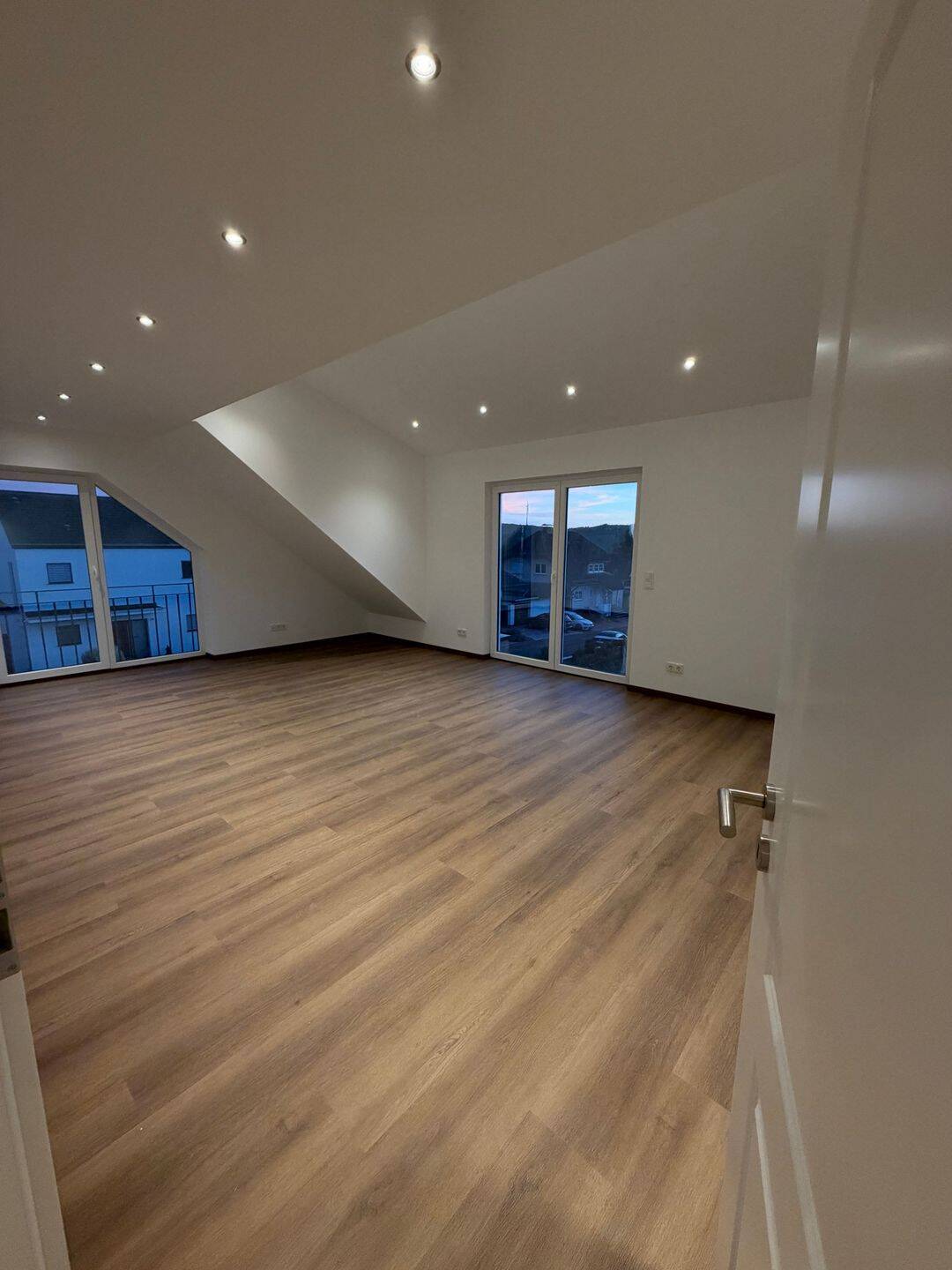 Modern sanierte Obergeschoss Wohnung (2ZKB)in Zweifamilienhaus mit Balkon im Wohngebiet in Erbach Ts, 65520 Bad Camberg