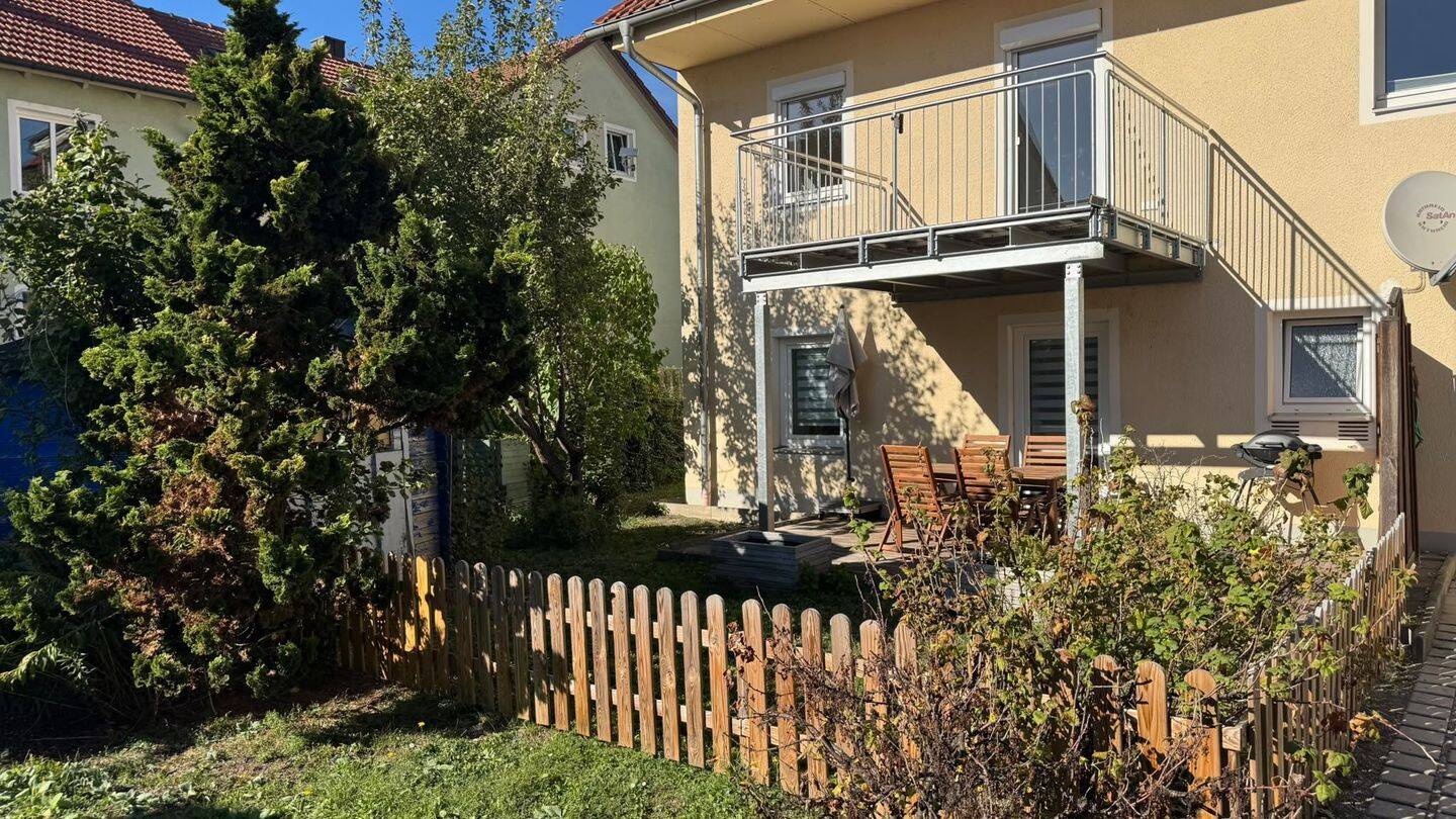Charmante 3-Zimmer Wohlfühloase mit eigenem Garten und überdachter Südterrasse, 93059 Regensburg