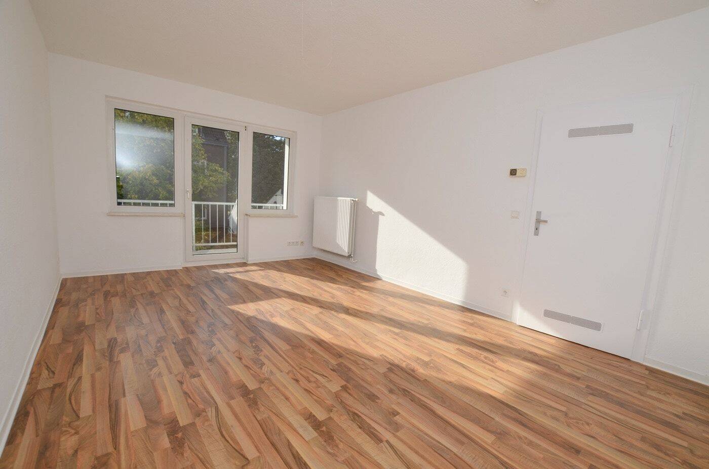 Frisch renoviert! Schöne 1-Zimmer Wohnung mit Balkon für Singles oder Paare im 2. OG in Duisburg-Rheinhausen, 47226 Duisburg (Bergheim Hochemmerich Rheinhausen-Mitte)
