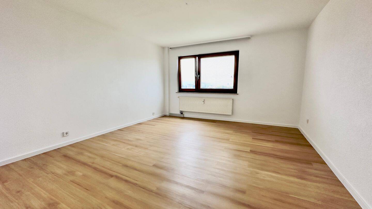 Modernisierte 2-Zimmer-Wohnung mit Panorama-Loggia – sofort frei, 71063 Sindelfingen