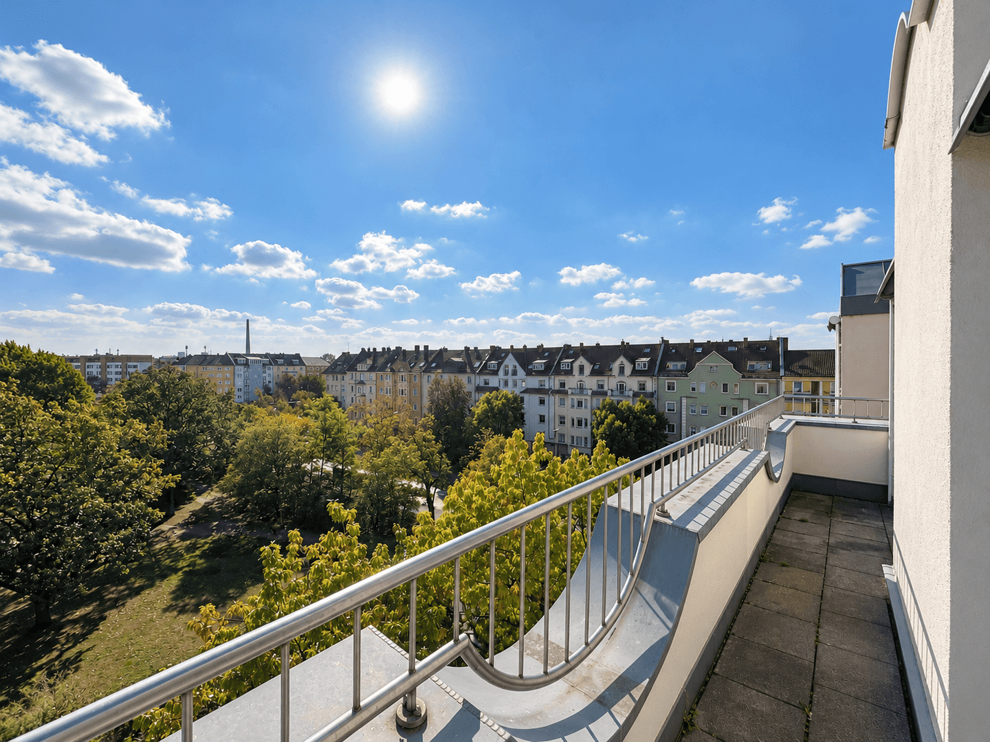 Helle Maisonette-Wohnung mit Dachterrasse, Aufzug und Weitblick über den Annapark sowie Duplex-Stellplatz, 90459 Nürnberg