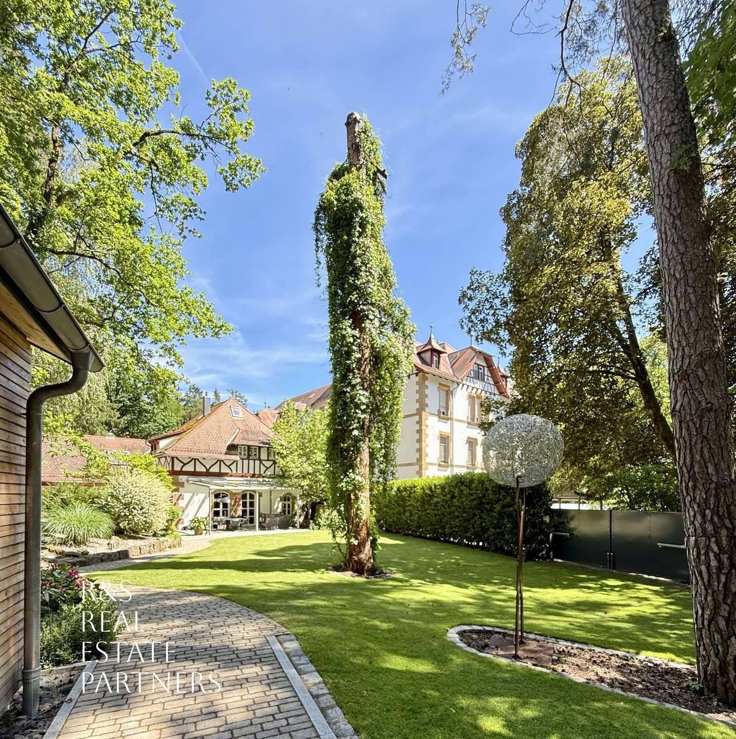 Bezugsfreies Luxusanwesen mit Poolhaus und großem Privatgarten in bester Lage, 90768 Fürth