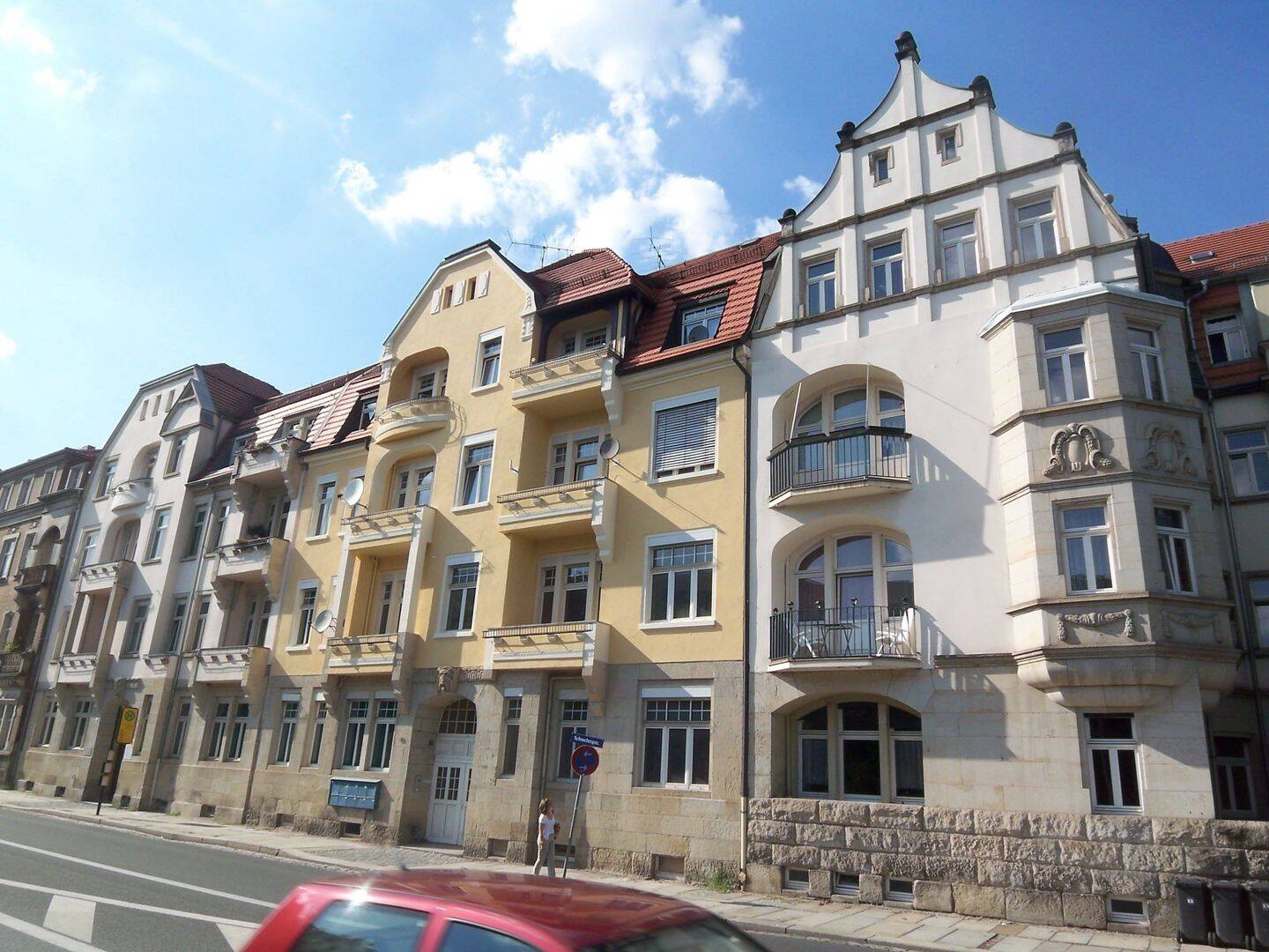 großzügig geschnittene 4-Zimmerwohnung mit 2x Balkonen und eigenen Garten im ruhigen Innenhof!!, 1277 Dresden
