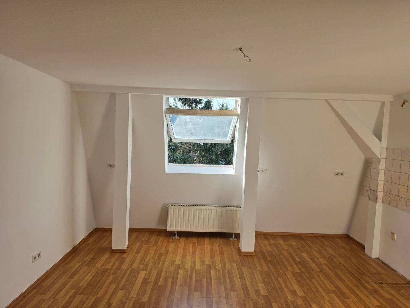 Dachgeschosswohnung mit 2 Zimmern und Dachfensterblick in Offenbach am Main, 63069 Offenbach am Main (Lauterborn Offenbach am Main Rosenhöhe)