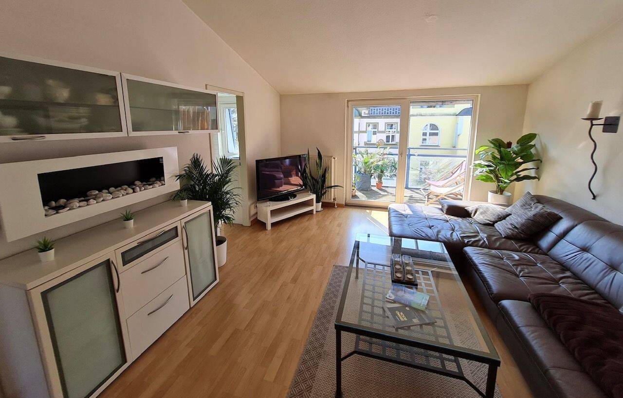 Rüttenscheid: lichtdurchflutete 2,5 Raum vollmöbliert, Süd-Balkon, 45131 Essen (Rüttenscheid)