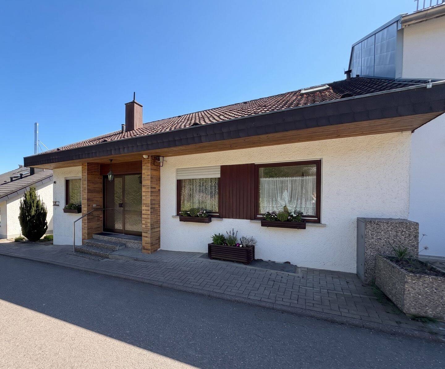 Charmantes Reihenendhaus mit Ausblick und Potenzial in Ostelsheim, 75395 Ostelsheim