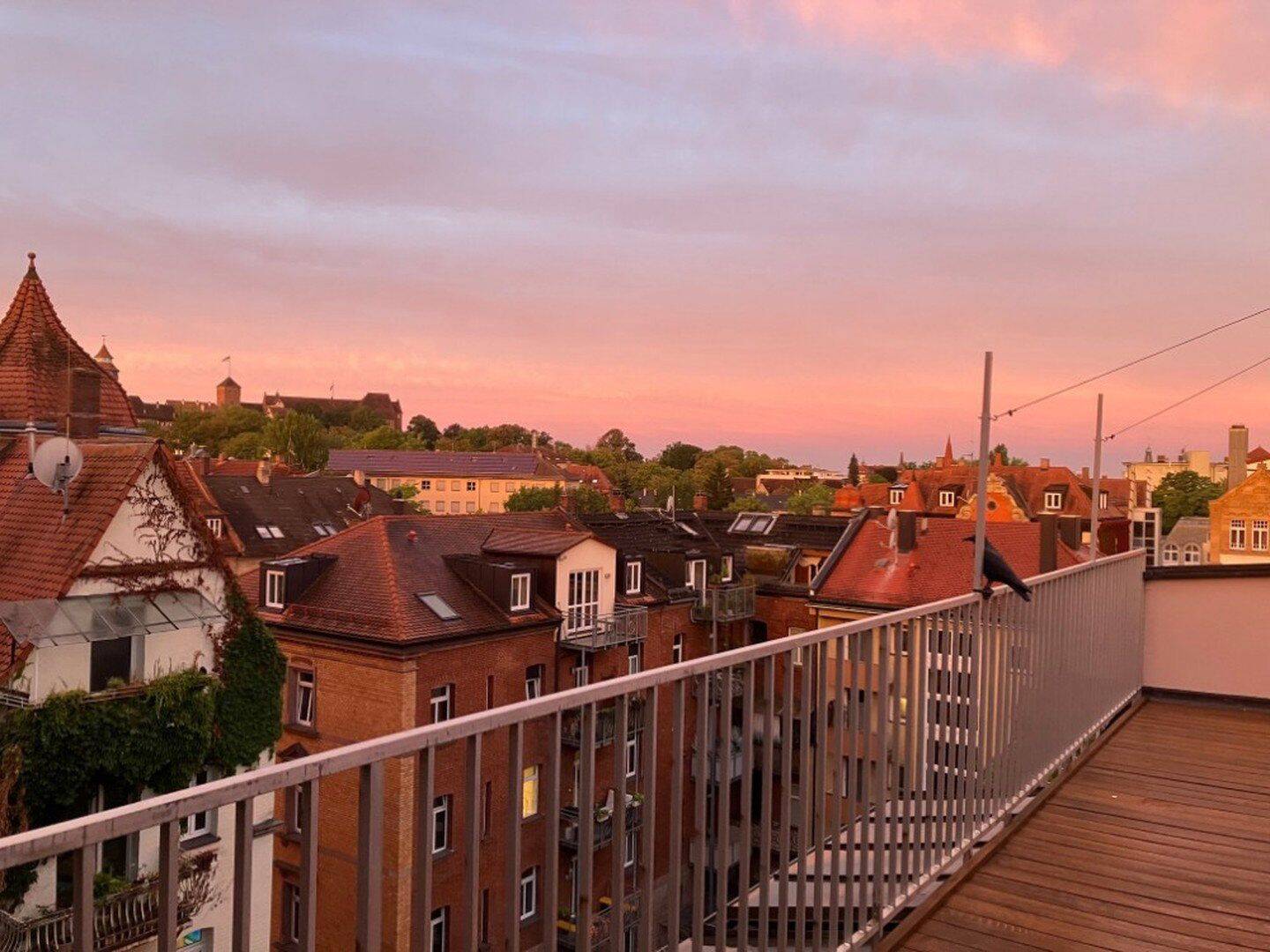 Kaffee mit Burgblick auf XXL-Dachterrasse? Altbauflair, 3 Zimmer, 96 qm, EBK, vollmöbliert. Deins?, 90408 Nürnberg (Großreuth h. d. Veste Gärten h. d. Veste Maxfeld Nordbahnhof Sankt Johannis)