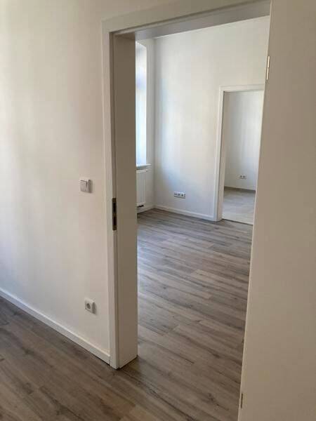 Zweitbezug nach Sanierung! Großzügige 3-Zimmerwohnung mit Laminat, Balkon, Wanne und Einbauküche!, 9130 Chemnitz (Hilbersdorf Sonnenberg Yorckgebiet Zentrum)