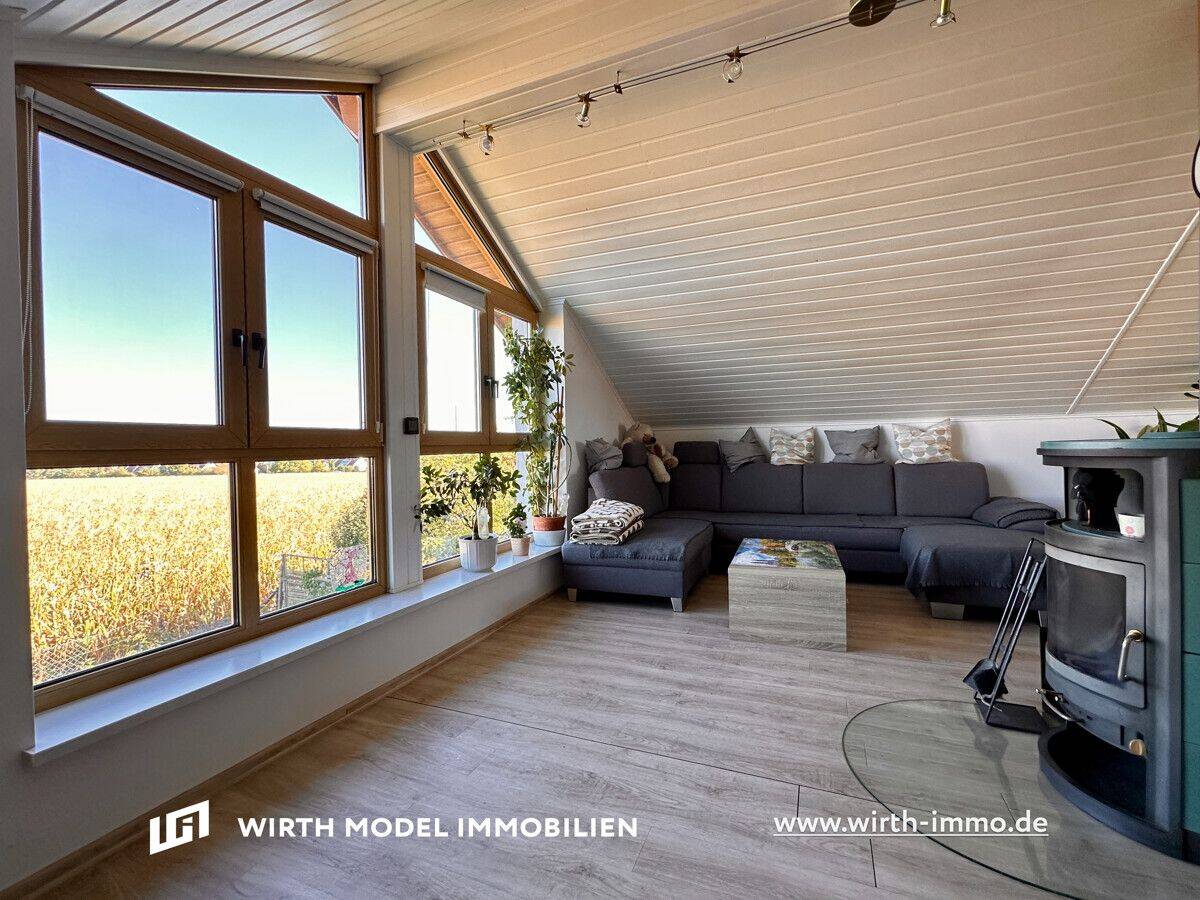 Zwei-Familien Wohnhaus mit vielseitigen Nutzungsmöglichkeiten und herrlichem Garten am Ortsrand, 97493 Bergrheinfeld