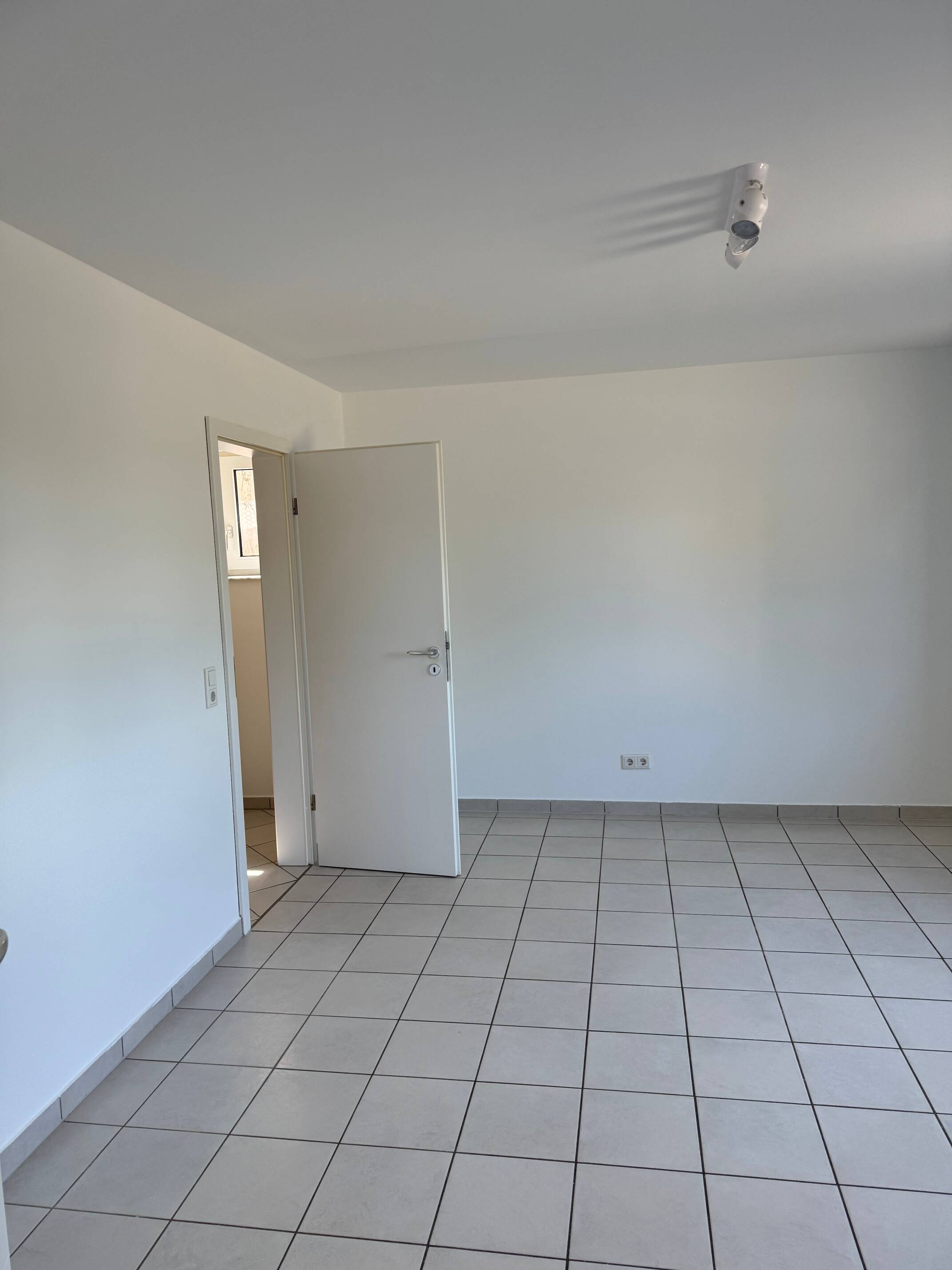 2-Zimmer-Wohnung im Souterrain m. EBK, 92265 Edelsfeld