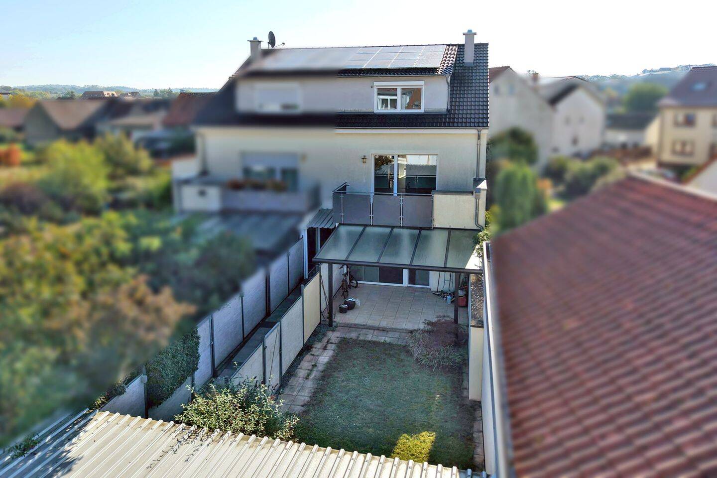 Moderner Wohnkomfort auf drei Ebenen: Doppelhaushälfte mit Terrasse, Garten & Doppelcarport, 76703 Kraichtal