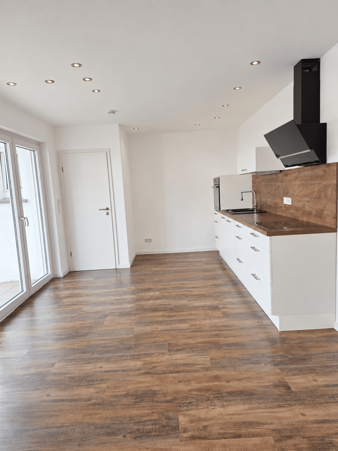 Modern | Gut ausgestattet – 2 ZKB in Stahl mit EBK und zwei Stellplätzen, 54634 Bitburg