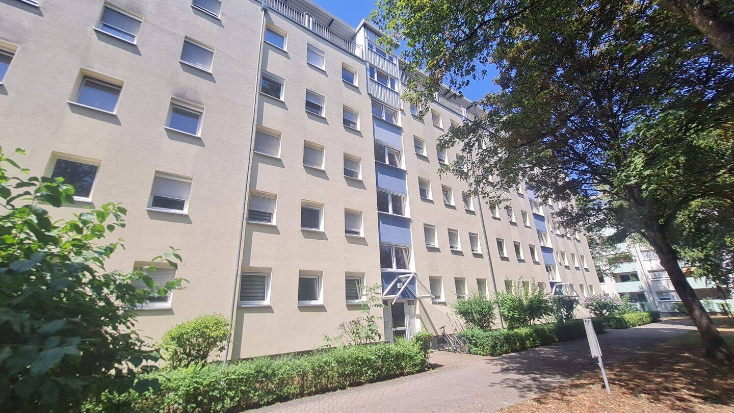 Gepflegte 3 Zimmer-Wohnung mit Balkon + Garagen-Stellplatz, 90449 Nürnberg (Gebersdorf Neuröthenbach Röthenbach bei Schweinau)