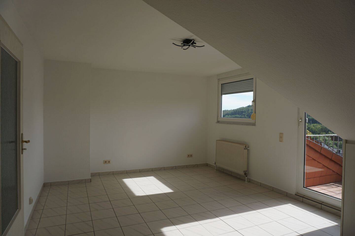 Helle 2-Zimmer-Dachgeschosswohnung mit Balkon und Einbauküche in Niedernhausen, 65527 Niedernhausen