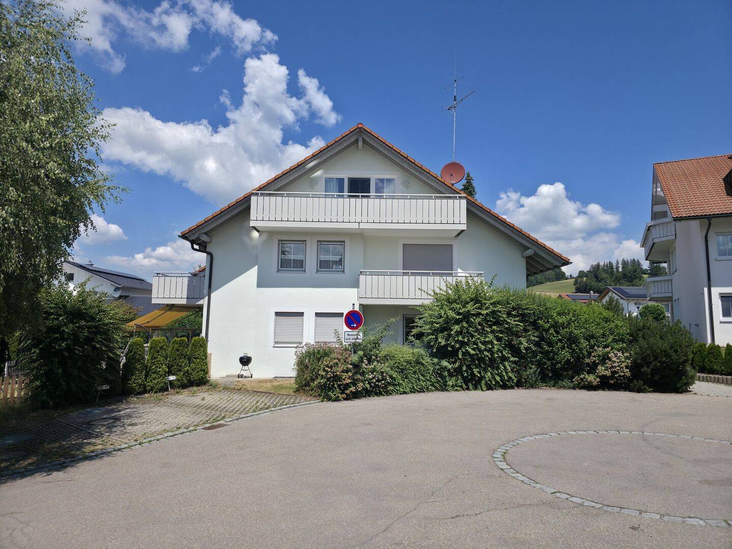 Moderne Dachgeschosswohnung mit Einbauküche, Tiefgaragenstellplatz und 2 Balkonen, 87463 Dietmannsried
