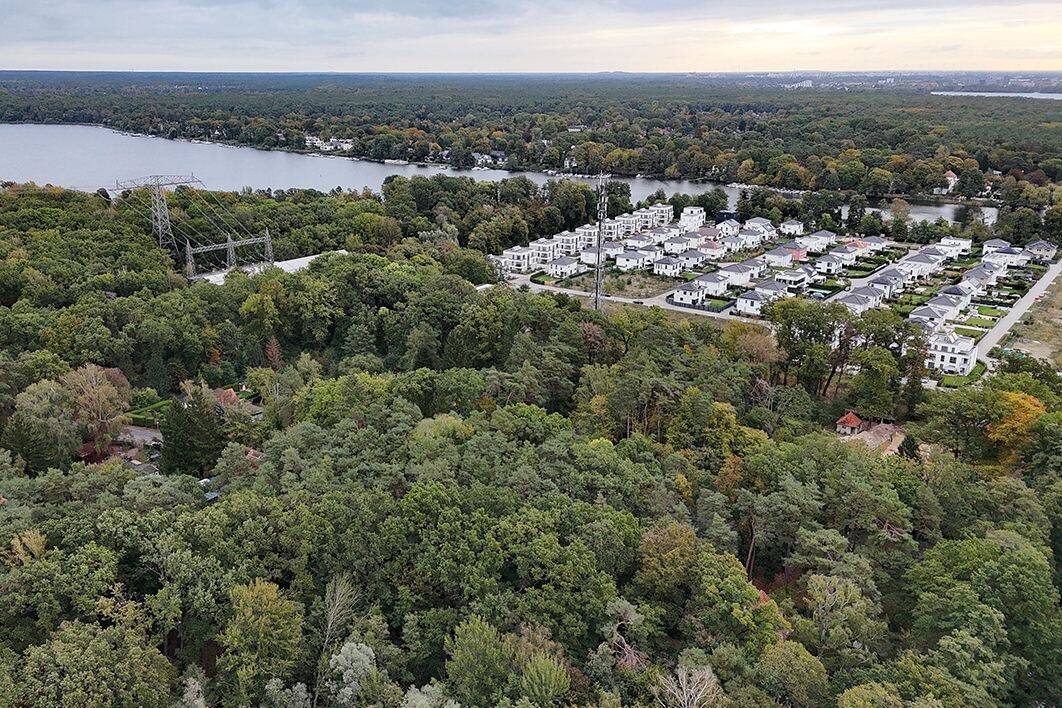 Waldfläche zwischen zwei bebauten Grundstücken, 13587 Berlin (Spandau Hakenfelde Kolonie Wannseeaten Siedl. Wohnsiedlung Hakenfelde)