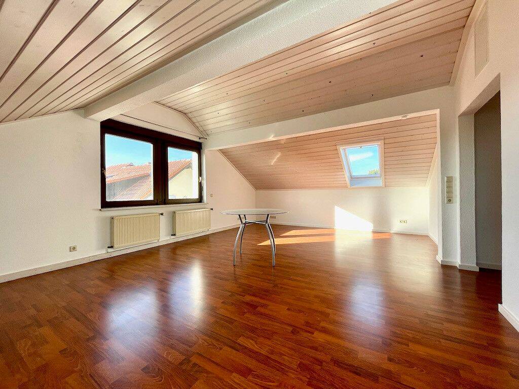 Geräumige Dachgeschosswohnung mit Gartenanteil und schönem Ausblick – nur 3 Parteien, 73642 Welzheim