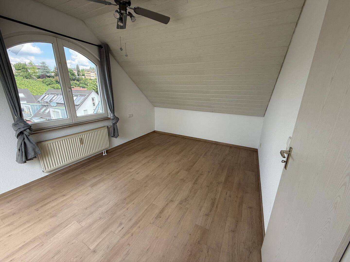 Charmante 3,5-Zimmer-Maisonette-Wohnung mit sonniger Dachterrasse, 70374 Stuttgart (Bad Cannstatt Sommerrain)