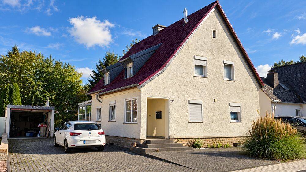 Renovierungsbedürftiges Familienhaus auf ca. 955 m² Grundstück in bevorzugter Bitburger Wohnlage, 54634 Bitburg