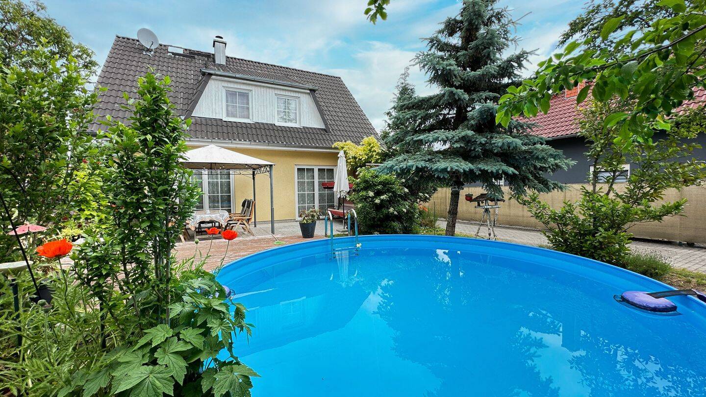 Sonniges Einfamilienhaus mit Pool in zweiter Reihe!, 12524 Berlin (Treptow-Köpenick Altglienicke Kleingartenanlage Falkenbrunn 1)
