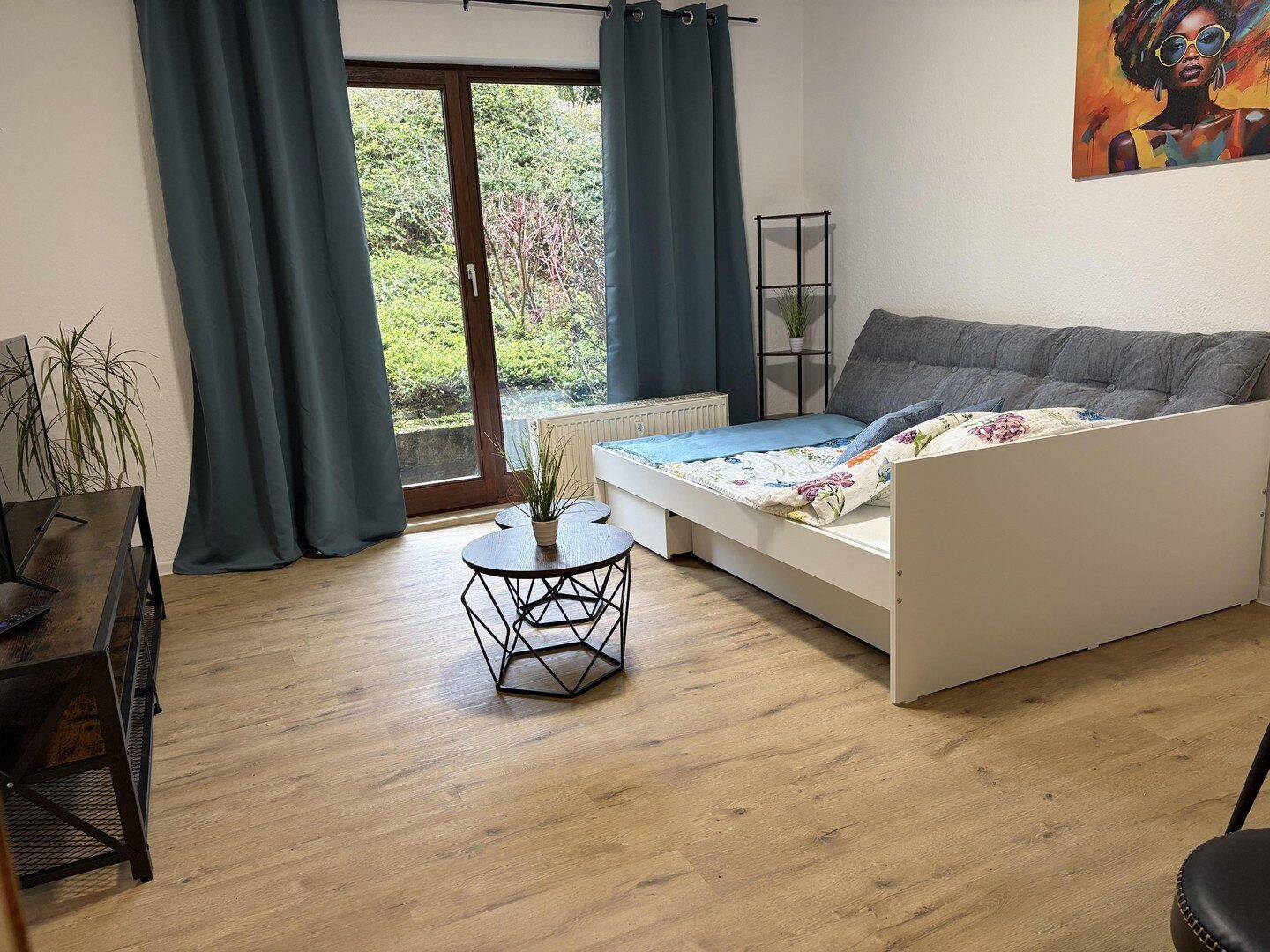 Frisch renoviertes, voll möbliertes Apartment mit Terrasse & neuer Küche, 54295 Trier