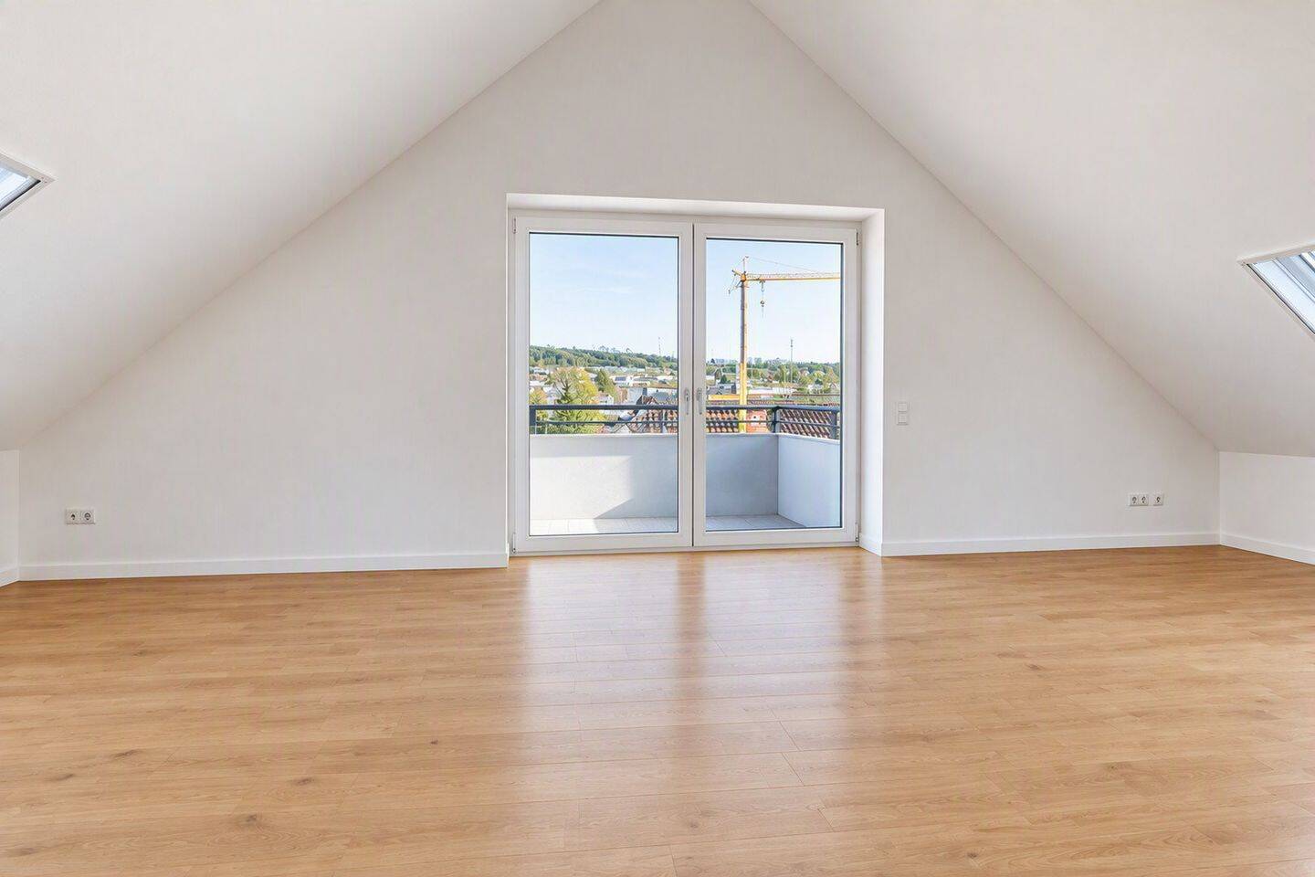 Erstbezug nach Sanierung: Moderne 2,5-Zimmer-Dachgeschosswohnung mit Südost-Balkon u. neuer Küche, 71686 Remseck am Neckar