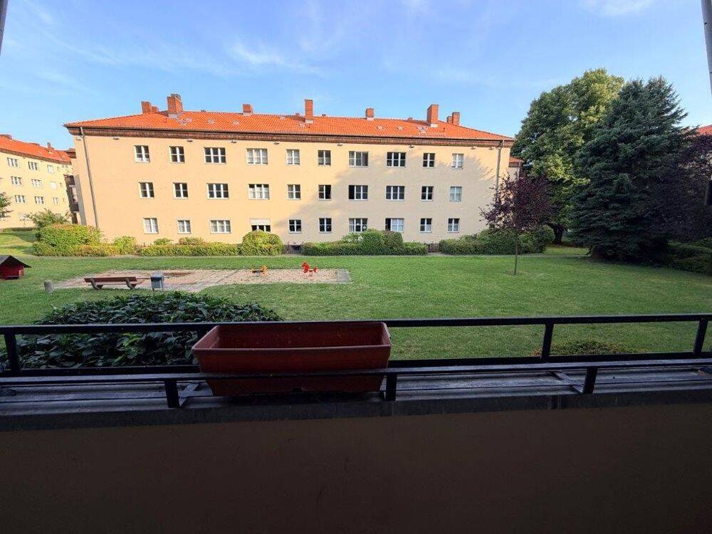 Blick in grünen Innenhof mit ca. 4,25 m² Balkon, 14169 Berlin (Steglitz-Zehlendorf Dahlem Lichterfelde Zehlendorf)